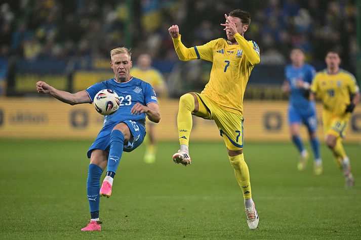 Hörður Björgvin Magnússon var mættur í vörn Íslands eftir mikla fjarveru og er hér í baráttu við Vladyslav Vanat.