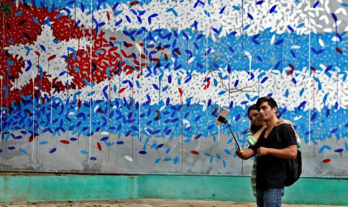 Hundruð starfsmanna í utanríkisþjónustu Bandaríkjanna hafa lýst lamandi svima, nístandi höfuðverk, suði í eyrum og minnistruflunum og hefur það verið nefnt Havana-heilkennið. 