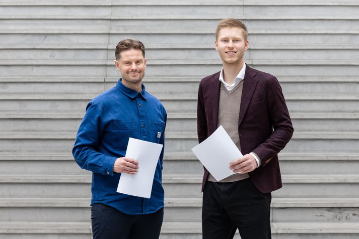 Rúnar Gauti Gunnarsson, forseti SFHR (t.h. á mynd) og Gauti Skúlason, verkefnastjóri samskipta- og markaðsmála hjá Visku (t.v. á mynd), undirrituðu samninginn í Sólinni í HR á dögunum. 