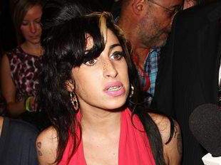 Amy Winehouse er tekin aftur saman við fyrrverandi eiginmann sinn.
Nordicphotos/getty