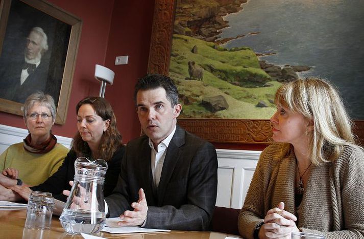 Skúli Helgason, Þorgerður Katrín Gunnarsdóttir, Siv Friðleifsdóttir og Þuríður Backman eru í nefnd á vegum Alþingis sem vann að tillögum til úrbóta varðandi meðferð kynferðisbrotamála gegn börnum. 