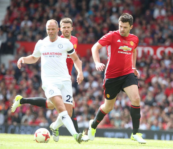 Eiður með boltann á Old Trafford í dag. Michael Carrick og bróðir hans, Greame Carrick, sækja að Íslendingnum.