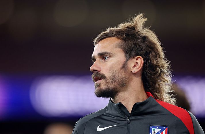 Antoine Griezmann á æfingu Atlético Madrid á Emirates-vellinum í gærkvöld. Hann komst ekki í heita sturtu inni í klefa eftir æfinguna.