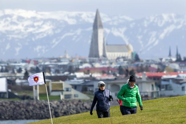 Golf nýtur mikilla vinsælda meðal fólks á efri árum enda fínasta hreyfing og útivist um leið.