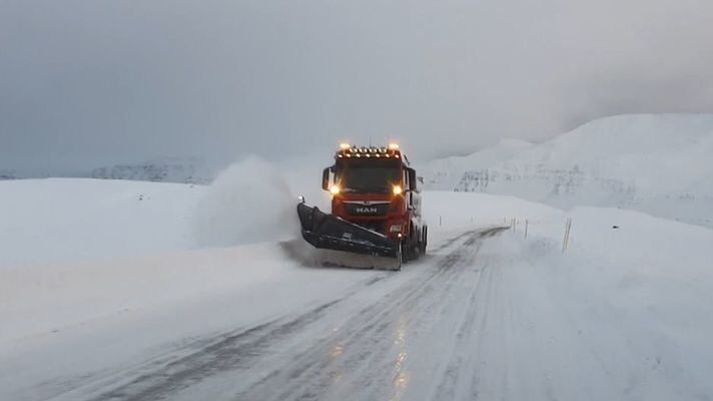 Heiðin hefur nú verið opnuð en þar er hálka og skafrenningur.