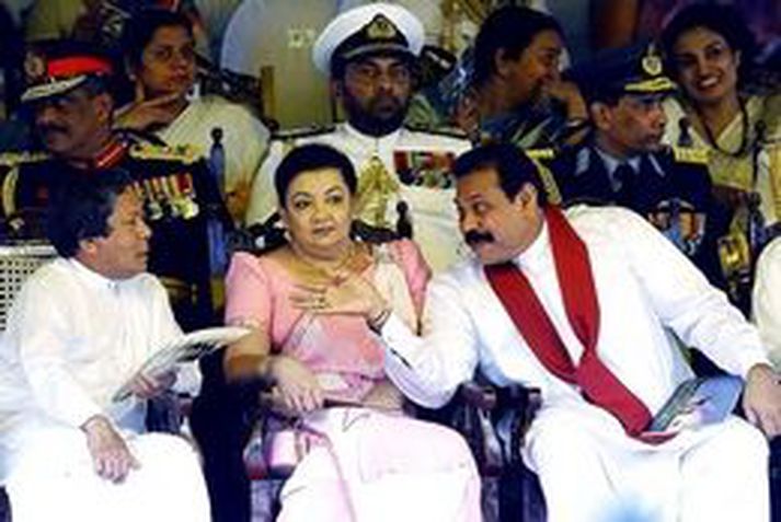 Rajapakse forseti, sem er hægra megin á myndinni, talar við W.J.M. Lokubandara þingforseta á hersýningunni í gær.