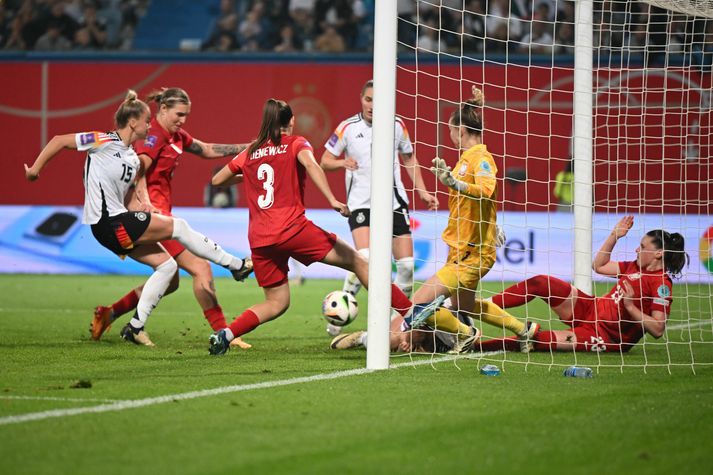 Giulia Gwinn kemur Þýskalandi í 3-1 gegn Póllandi.