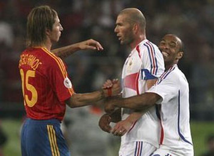 Zinedine Zidane (fyrir miðju) er fagnað af liðsmanni sínum Thierry Henry og Sergio Romas frá Spáni, eftir leik Spánar og Frakklands sem að endaði 3-1 fyrir Frakklandi.