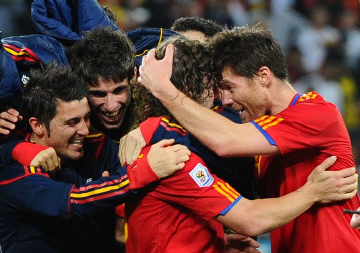 Xabi fagnar markinu með Puyol.