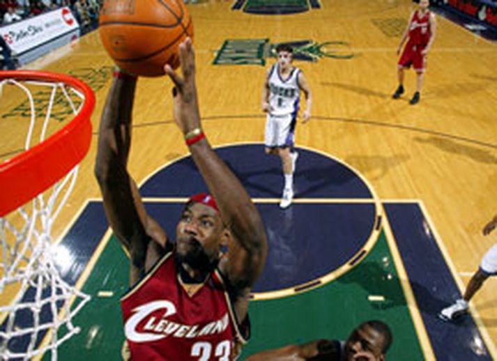 LeBron James hefur nú tvívegis skorað yfir 50 stig fyrir lið sitt en í bæði skiptin hefur Cleveland tapað. Hér skorar hinn tvítugi James gegn Milwaukee í nótt.