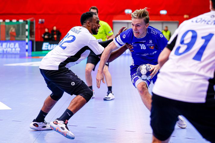 Það er ekkert grín að reyna að halda sér fyrir fram Gísla Kristjánsson sem sprengir upp hverja vörnina á fætur annarri með hraða sínum og sprengikrafti.