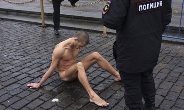 Pyotr Pavlensky negldi punginn á sér fastan við múrsteina á Rauða torginu í Moskvu á sunnudaginn.