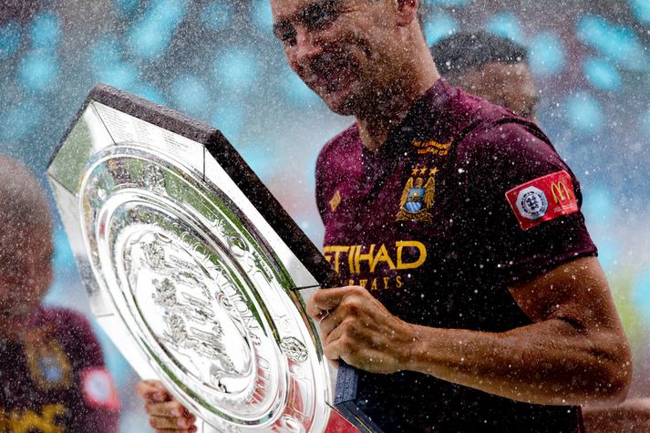 Aleksandar Kolarov, leikmaður Manchester City, fagnar hér titlinum í fyrra.
