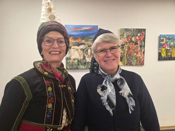 Eyrún Olsen Jensdóttir, sem er viðburðastjóri hátíðarinnar (t.v.) og Guðrún Hildur klæðskeri hjá Annríki, sem er allt í öllu á hátíðinni.