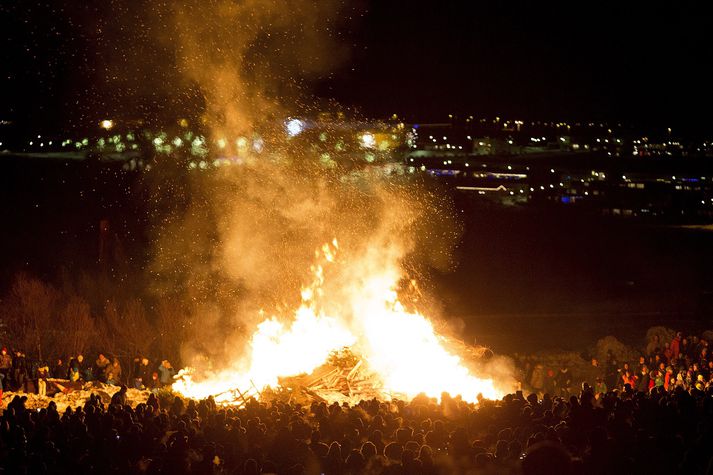 Þrettándabrenna í Mosfellsbæ árið 2015.