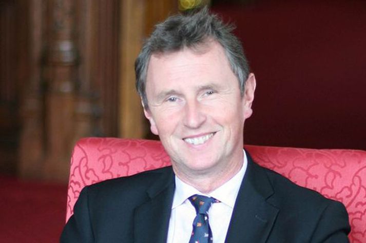 Aðstoðarforseti neðri deildar breska þingsins, Nigel Evans, var handtekinn í gær, grunaður um  að hafa brotið gegn tveimur ungum mönnum.