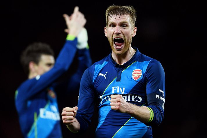 Per Mertesacker fagnar sigri í kvöld.