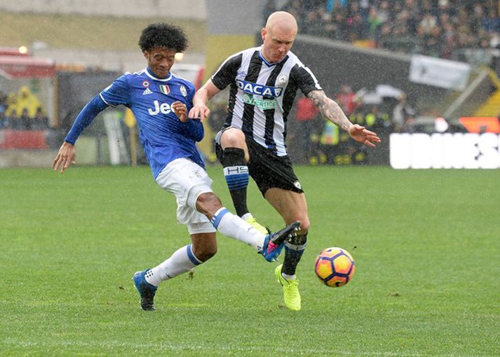 Emil í baráttu við Juan Cuadrado, leikmann Juventus.