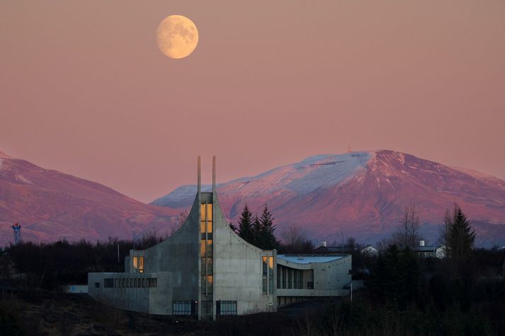 Frost verður á bilinu tvö til tólf stig, kaldast inn til landsins.