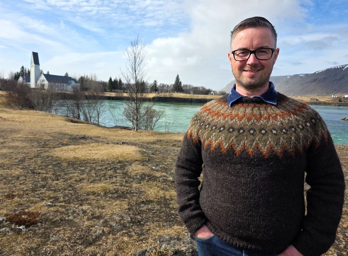 Haraldur Þór Jónsson, oddviti ætlar ekki að hætta, sem formaður Veiðifélags Þjórsár en hér er hann staddur við Ölfusá á Selfossi með Selfosskirkju rétt hjá sér.
