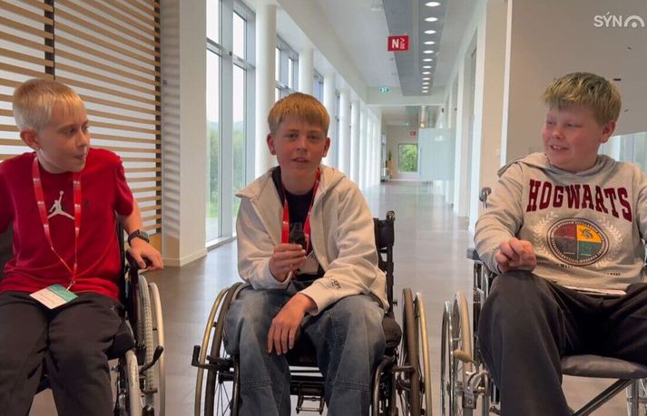 Þessi nemendur voru sammála um að það væri erfitt að ýta sér áfram á hjólastólum.