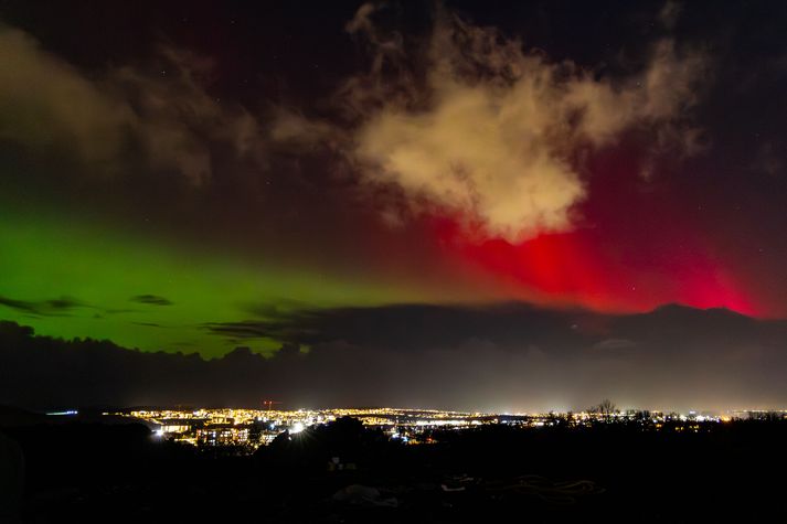 Rauð og græn norðurljós skarta himininn.