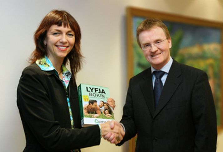 Sigurbjörn Gunnarsson, framkvæmdastjóri Lyfju, afhendir Siv Friðleifsdóttir, heilbrigðis- og tryggingamálaráðherra, fyrsta eintak Lyfjabókarinnar.