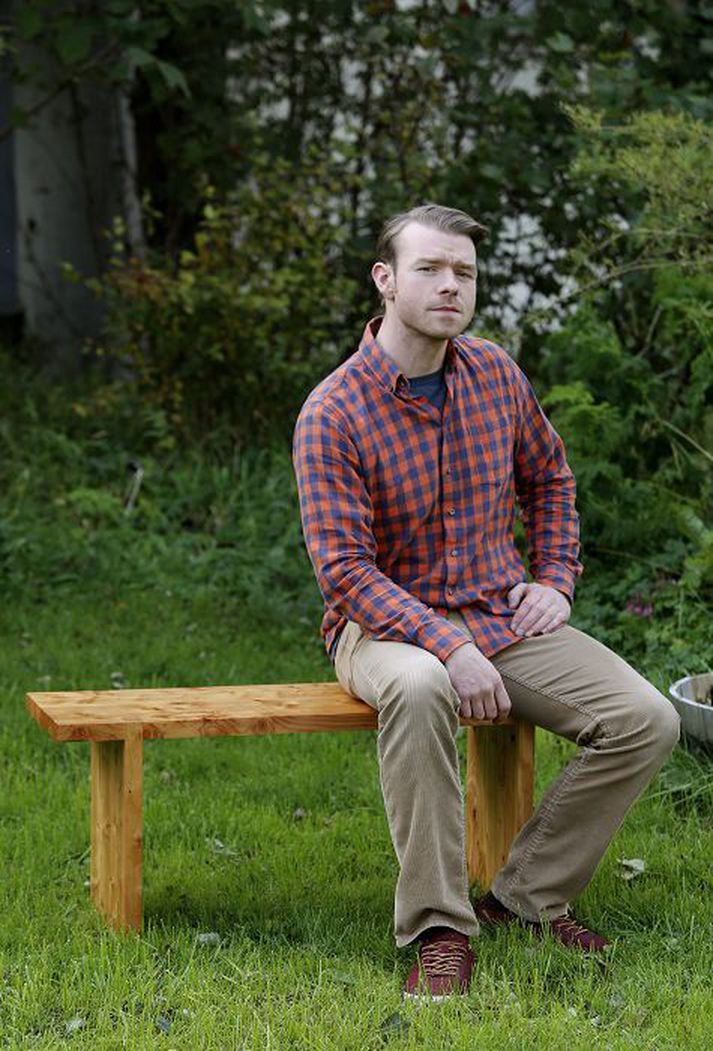 Georg Pétur Ólafsson húsgagnasmiður smíðar bekki úr íslensku lerki.
