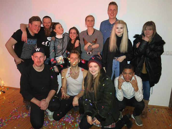 Efri röð frá vinstri: Emil Moravek, Eyjólfur ljósamaður, Anna Maggý stílisti, Sigríður framleiðandi, Ellen leikstjóri, Þorsteinn tökumaður, Karin söngkona og Hrefna framleiðandi. Neðri röð frá vinstri: Tobbi leikstjóri, Haraldur leikari, Hera Hilmars leikari og Logi Pedro rokkari.