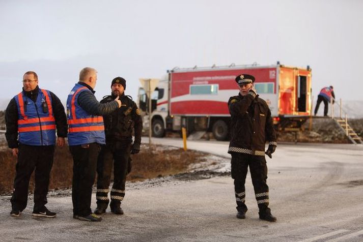 Lögregla og björgunarsveitarmenn að störfum í dag.