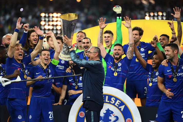 Maurizio Sarri fagnar með Evrópudeildarbikarinn á miðvikudagskvöldið.
