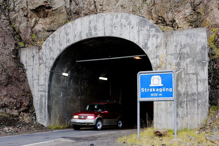 Björgunarsveitarmenn þurftu að aðstoða fólk  í vandræðum á vegum, víða á svæðinu í gærkvöldi, en nú er víðast hvar byrjað að ryðja.