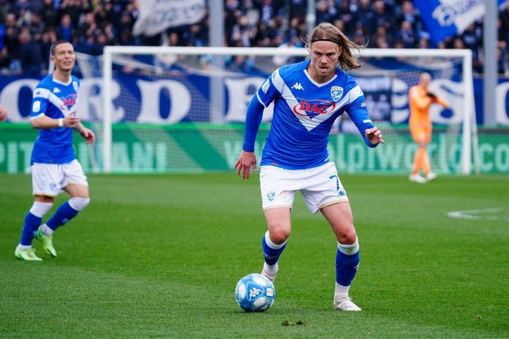 Birkir Bjarnason með boltann í leik með Brescia sem berst um að komast upp í efstu deild á Ítalíu.