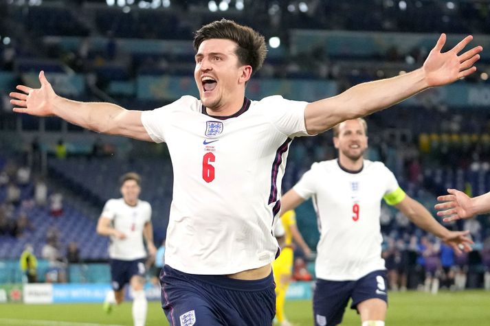 Harry Maguire fagnar markinu sínu á móti Úkraínu í átta liða úrslitum EM um helgina.