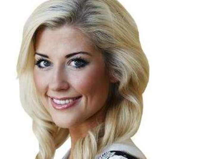 Á gráu svæði?
<B>Aðalbjörg Ósk Gunnarsdóttir</B> og <B>Manúela Ósk </B>eru sammála um að undirfatasýningin í Ungfrú Reykjavík hafi ekki verið keppninni til framdráttar. <B>Magdalena Dubik</B> segir hana hafa verið djarfari en undanfarin ár; hún var ekki viss um hvort hún hefði tekið þátt í slíku á sínum tíma. Arnar Laufdal, sem skipuleggur fegurðarsamkeppnirnar, segir að sér hafi ekki þótt þetta of gróft. Stúlkurnar voru í undirfötum frá La Senza.