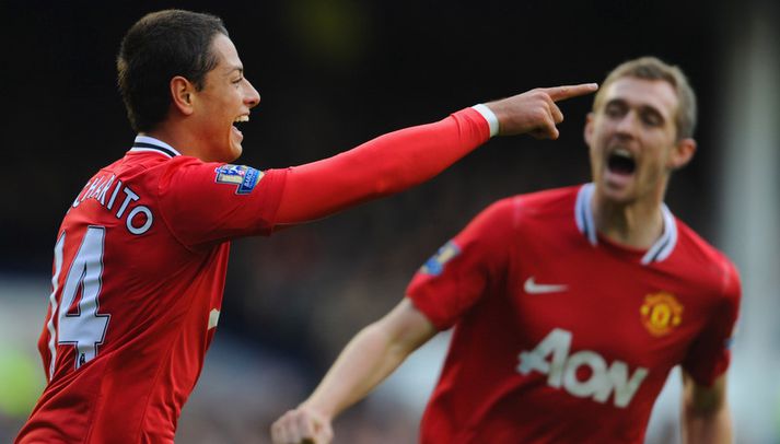 Chicharito fagnar í leik með Manchester United, ásamt Darren Fletcher.