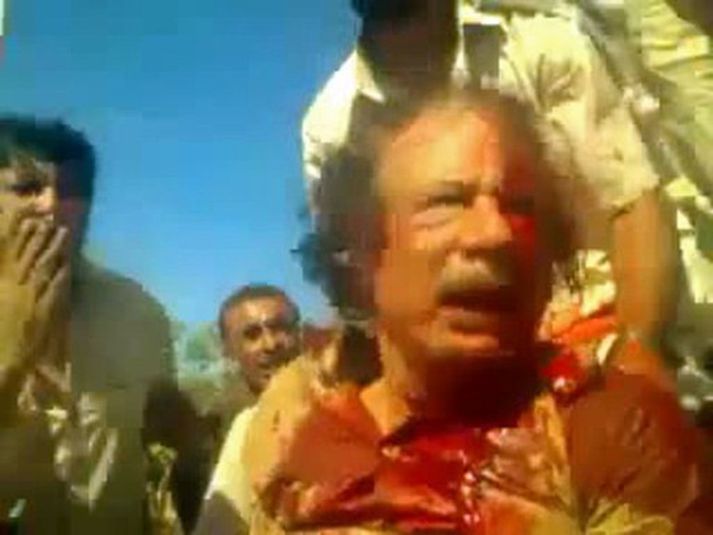 Gaddafi var drepinn stuttu eftir að hann var handsamaður af byltingarhermönnum.