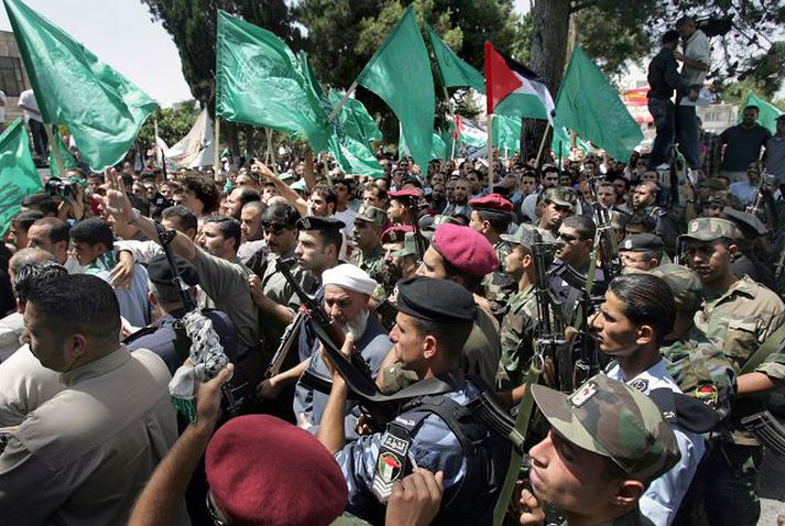 Frá mótmælunum í gær Þriðjungur þjóðarinnar hefur verið launalaus síðan í febrúar og kennir Hamas um ástandið.
