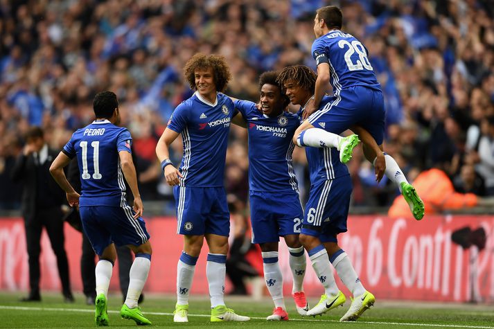 Willian kom Chelsea yfir á Wembley með frábærri aukaspyrnu.