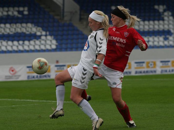 Margrét Lára Viðarsdóttir í leik með ÍIBV á móti Val í bikarúrslitaleiknum 2004.