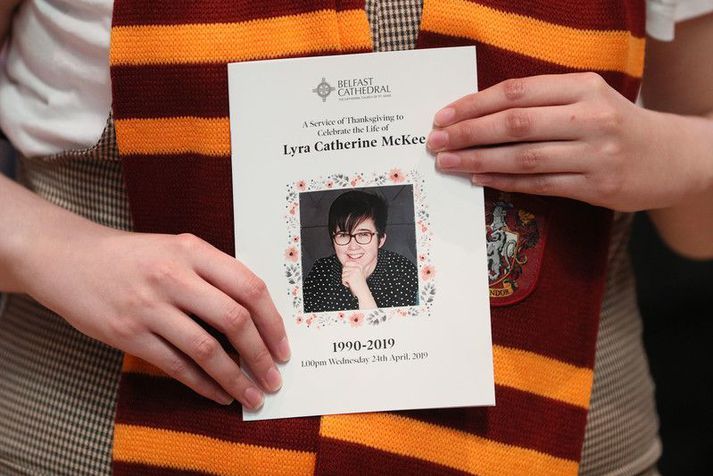 Kona heldur á útfararskrá þegar Lyra McKee var lögð til hinstu hvílu í Belfast í apríl árið 2019.