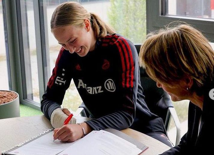 Cecilía Rán Rúnarsdóttir skrifar undir samning sinn við Bayern München en hún þurfti að nota vinstri hendi þar sem sú hægri var enn í gifsi.