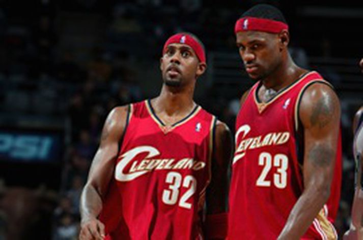 LeBron James verður án félaga síns Larry Hughes (t.v.) í það minnsta fram að úrslitakeppni í vor
