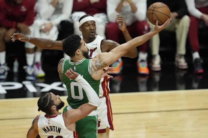 Jayson Tatum búinn að finna leið að körfu Miami í sigrinum í gærkvöld.