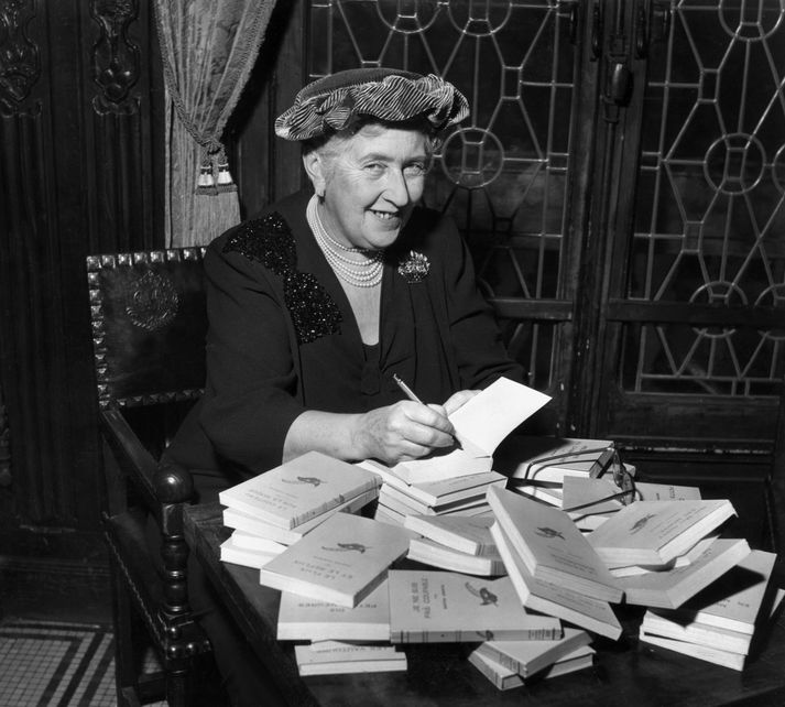Agatha Christie (1890-1976) skrifaði 66 skáldsögur á ferli sínum. Frægustu sögupersónur hennar eru Poirot og Miss Marple.