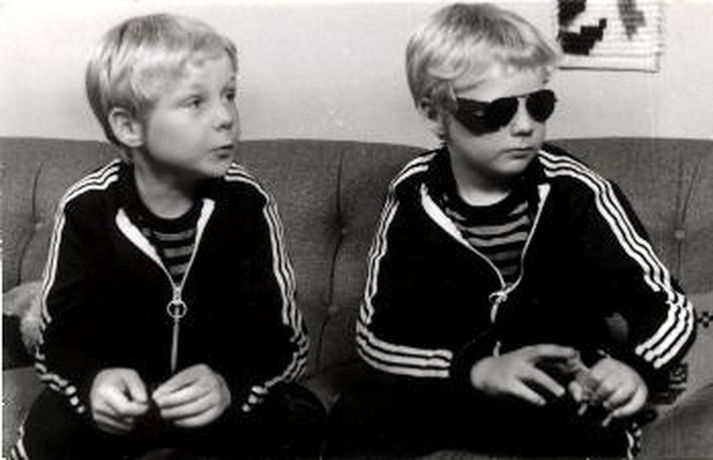 Jón Oddur og Jón Bjarni eru líklega frægustu tvíburar Íslands. Ekki kemur fram í sögu Guðrúnar Helgadóttur hversu há mamma þeirra var í loftinu.