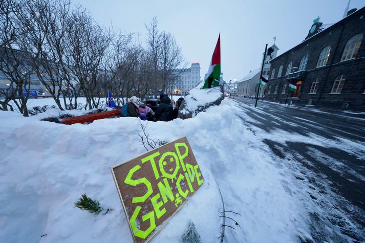 Samkvæmt því sem fréttastofa kemst næst er ekki nein reglugerð til staðar sem nær yfir snjóhús eða virki