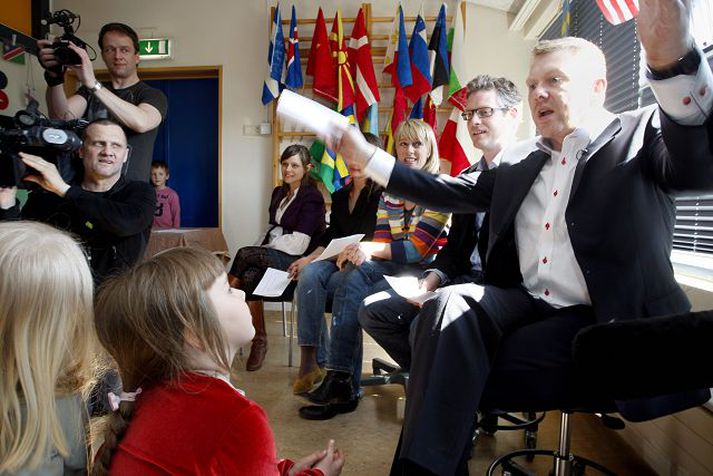 svona verður ísbjarnarbúrið stórt! Jón Gnarr, sem leiðir Besta flokkinn, sagðist eiga margt sameiginlegt með kröfum barnanna. Þau þurfi ekki að óttast ísbjörninn sem flokkurinn ætlar að fá í Fjölskyldu- og húsdýragarðinn. Fréttablaðið/Anton