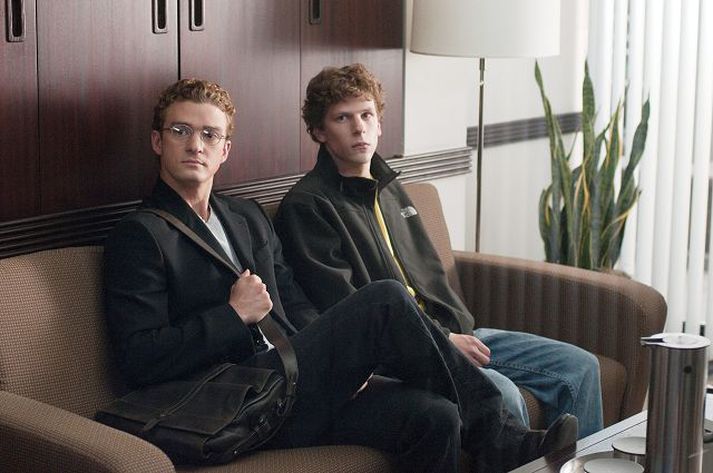 Gagnrýnendur spá því að The Social Network eigi eftir að ná sér í komandi Óskarsverðlaun með nokkrum glæsibrag. Colin Firth þykir koma sterklega til greina sem sigurvegari í karlaflokki fyrir leik sinn í The King‘s Speech og Natalie Portman er enn sem komið er sigurstrangleg fyrir The Black Swan. Hún mun þó eflaust fá harða samkeppni frá Nicole Kidman fyrir Rabbit Hole og Halle Berry í Frankie and Alice.