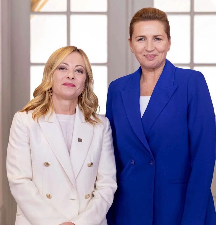 Vopnasysturnar Giorgia Meloni (t.v.) og Mette Frederiksen (t.h.) á góðri stundu.